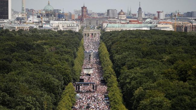 Ribuan Warga Jerman Unjuk Rasa Tolak Protokol Kesehatan Unjuk rasa di Berlin, Jerman, menentang peraturan pemerintah terkait protokol kesehatan dalam memutus mata rantai penularan Covid-19.