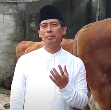 Keren, Ustaz Pengacara Achmad Rifai Sumbang 100 Sapi & 1000 Kambing