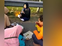 Ada Keluarga Makan-makan di Bahu Jalan Tol, Ini Bahayanya!