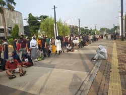 Jumlah Pengunjung Dibatasi, Warga Antre Panjang Masuk ke Ring Road GBK