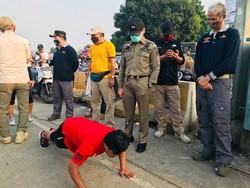 Tak Pakai Masker, Puluhan Warga Bogor Dihukum Push Up hingga Nyapu Jalan