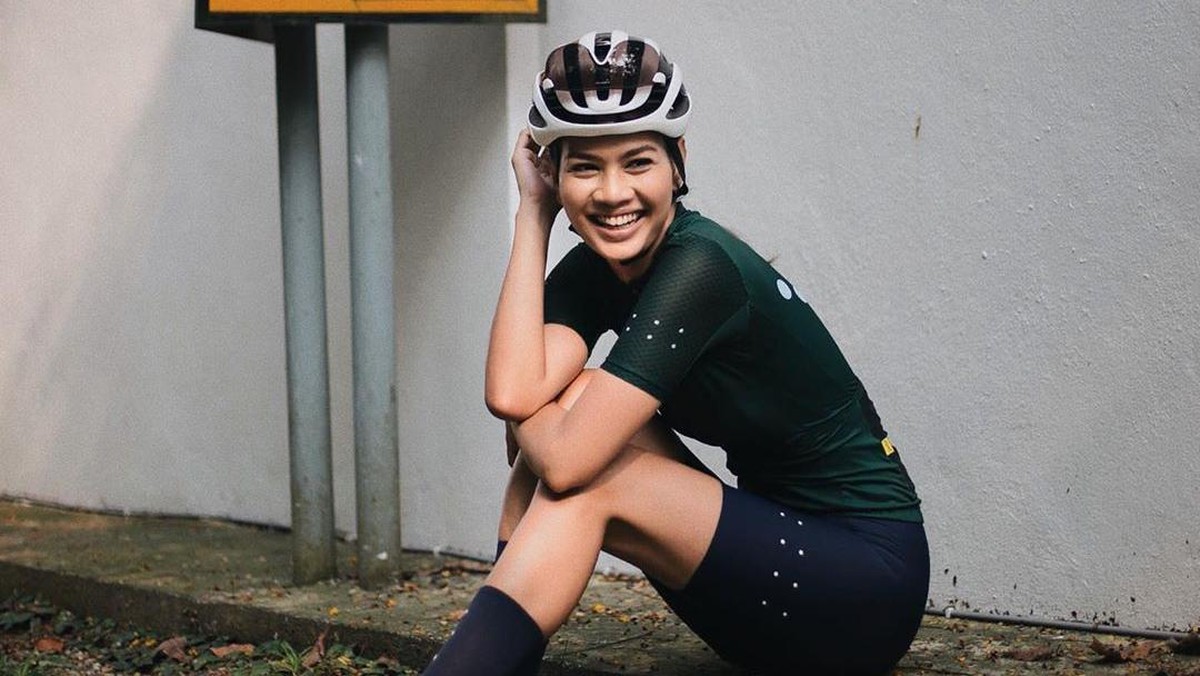 6 Foto Atikah&comma; Wanita yang Kepergok Sepedaan Bareng Engku Emran