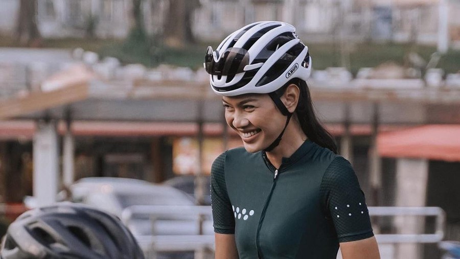 6 Foto Atikah, Wanita yang Kepergok Sepedaan Bareng Engku Emran