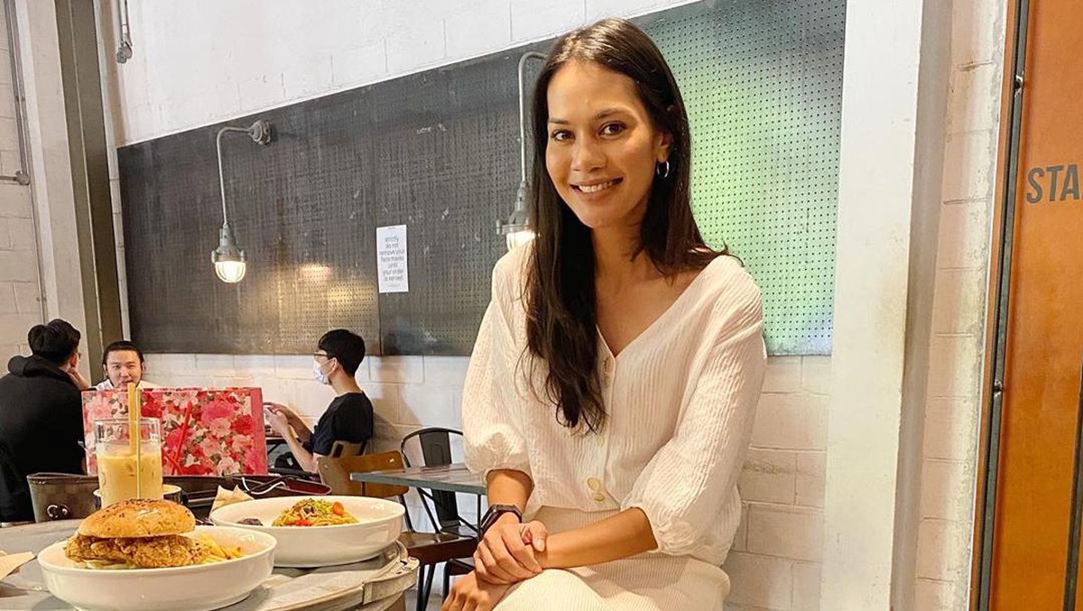 6 Foto Atikah&comma; Wanita yang Kepergok Sepedaan Bareng Engku Emran