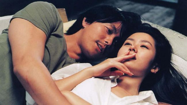 Para sutradara asal Negeri Gingseng mampu memproduksi cerita memengaruhi emosi penonton. Berikut film Korea sedih yang bisa membuat Anda berurai air mata.