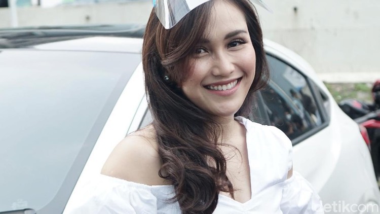 Ayu Ting Ting saat ditemui di kawasan Trans TV.
