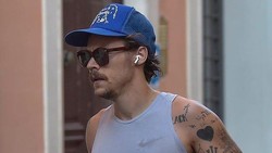 Tampil dengan Kumis Tebal dan Penuh Tato, Harry Styles Bikin Pangling