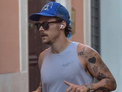 Tampil dengan Kumis Tebal dan Penuh Tato, Harry Styles Bikin Pangling
