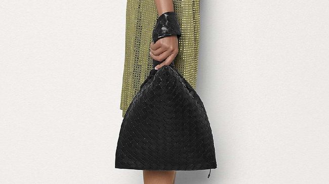 Warganet mengolok-olok tas koleksi terbaru dari Bottega Veneta, sebuah label tas mewah dari Italia karena dianggap mirip kantong kresek untuk kotoran anjing.