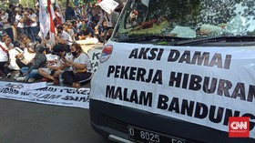 Pekerja Hiburan Malam Demo Balkot Bandung