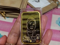Viral Dewi Persik Bagi-bagi Emas Gambar Wajah, Gimana Bikinnya?