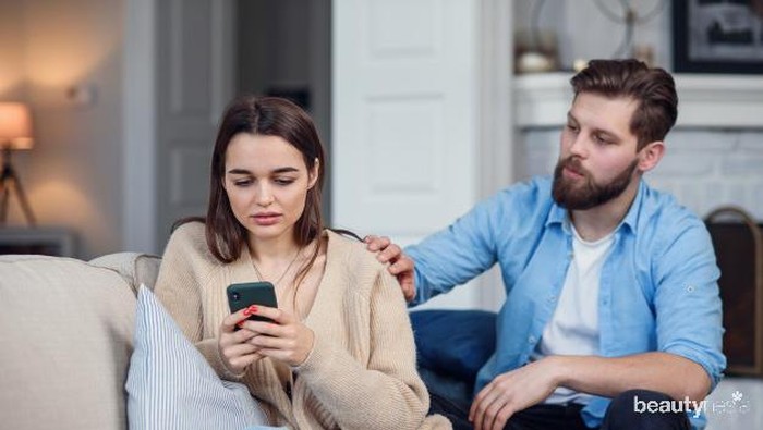 Hobi Cek Ponsel Pasangan? Waspadai Hal Buruk Ini Bisa Terjadi