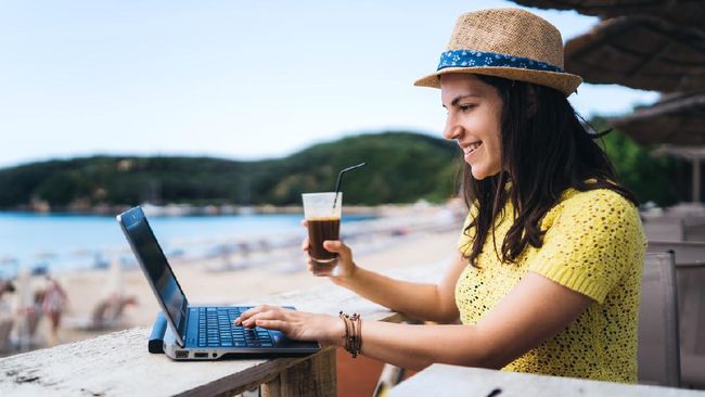 Semakin banyak jaringan hotel yang menawarkan paket wfh alias work from hotel selama masa pandemi virus corona.