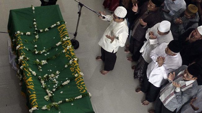 Jika ada kerabat yang meninggal, hukum melaksanakan sholat jenazah adalah fardu khifayah. Berikut panduan tata cara sholat jenazah lengkap beserta bacaannya.