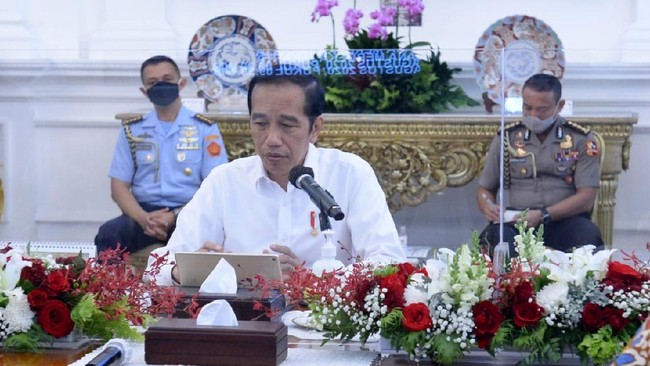 Presiden Jokowi menegaskan sanksi pelanggar protokol mulai dari teguran lisan/tertulis, kerja sosial, denda administratif, hingga penutupan sementara usaha.