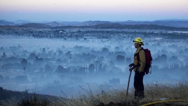 FOTO: Kebakaran Hutan 'Apple Fire' di California