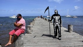 FOTO: Santai di Pantai bersama 'Malaikat Pencabut Nyawa'