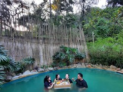 Celebrity On Vacation: Santap Sate sambil Berendam Air Hangat di Lembang
