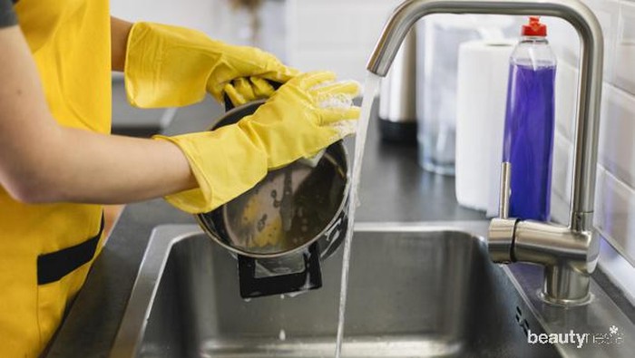 Masak Daging Bikin Bau Menempel? Begini Tips Hilangkan Bau Amis Daging pada Alat Masak!