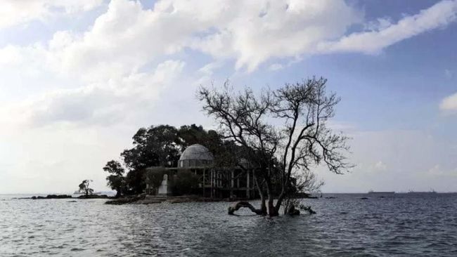 Hanya sekitar 10 menit dari perairan internasional yang padat terdapat Pulau Tulup, pulau yang menyimpan jejak para ulama dalam menyebarkan Islam di Indonesia.