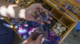 FOTO: Menghidupkan Kembali Pewarna Kuno Tunisia