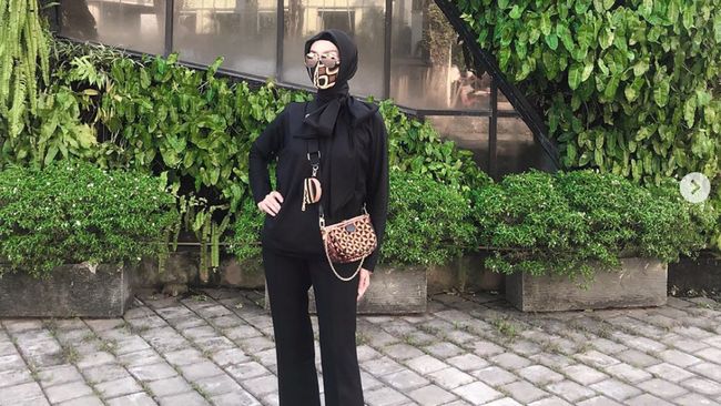 8 Inspirasi OOTD Hijab dengan Masker untuk Segala Acara