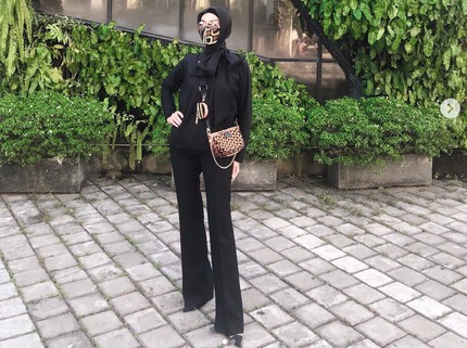 8 Inspirasi OOTD Hijab dengan Masker untuk Segala Acara