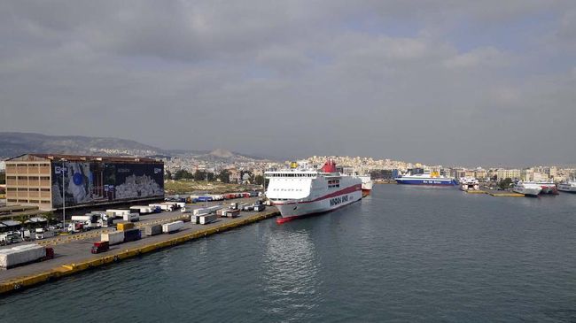 Pelabuhan Athena, Rhodes, Iraklio, Volos, Corfu dan Katakolo kembali dibuka, namun kapal pesiar baru diizinkan datang tiga minggu lagi.