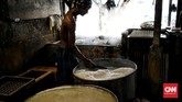 FOTO: Produksi Tahu Rumahan Bertahan kala Pandemi Corona Industri tahu di Jakarta, salah satunya di Duren Tiga masih mencoba bertahan di tengah penyebaran wabah virus corona.