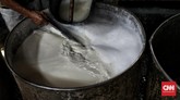 FOTO: Produksi Tahu Rumahan Bertahan kala Pandemi Corona Industri tahu di Jakarta, salah satunya di Duren Tiga masih mencoba bertahan di tengah penyebaran wabah virus corona.
