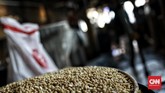 FOTO: Produksi Tahu Rumahan Bertahan kala Pandemi Corona Industri tahu di Jakarta, salah satunya di Duren Tiga masih mencoba bertahan di tengah penyebaran wabah virus corona.