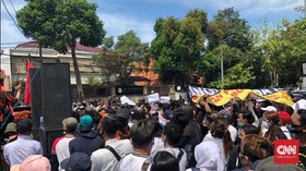 Pekerja Hiburan Malam Surabaya Demo Perwali Risma
