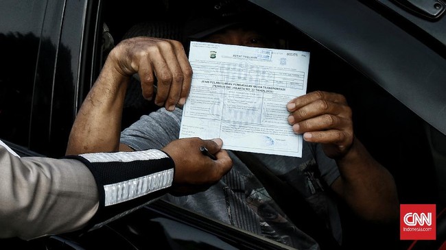 Korlantas Polri menjelaskan tidak ada penarikan surat tilang sebab dokumen ini masih dibutuhkan untuk proses tilang elektronik.