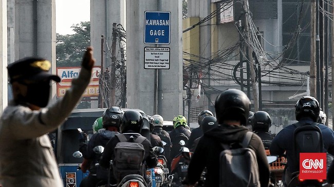 Polda Metro Jaya memutuskan kembali menerapkan ganjil genap di delapan ruas jalan DKI Jakarta mulai 12 Agustus 2021.