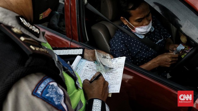Pelanggar ruas jalan ganjil genap di DKI Jakarta mulai ditilang hari ini setelah sebelumnya dilakukan sosialisasi selama beberapa hari.