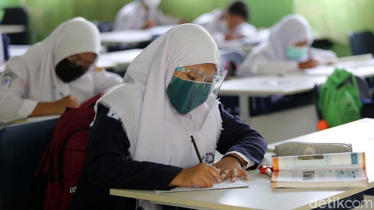 SMP 2 Bekasi Gelar Simulasi Pembejaran Tatap Muka Siswa Siswi mengikuti simulasi sekolah percontohan pembelajaran tatap muka di SMP Negeri 2 Bekasi, Jawa Barat, Senin (3/8/2020). Pelaksanaan ini dilaksanakan mulai hari ini hingga 28 Agustus 2020. Siswa yang yang mengikuti pelajaran tatap muka hari ini 18 anak perkelas. setiap kelas 7, 8 dan 9 diwakili 1 kelas yang bergantian setiap harinya.