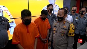 VIDEO: Polisi Tahan Youtuber Prank Bagi-Bagi Daging Kurban