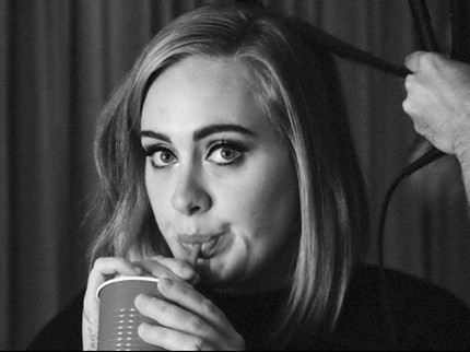 Adele Pamer Perut Rata, Malah Disangka Mirip Katy Perry