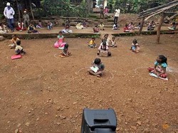 Sekolah Tutup Imbas Corona, Anak-anak India Belajar Lewat Speaker