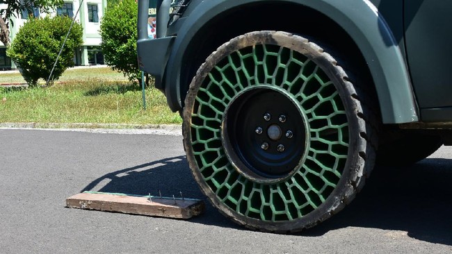 Bridgestone menjelaskan fokus mengembangkan ban tanpa udara buat mobil komersial dan mengatakan memungkinkan untuk mobil penumpang.