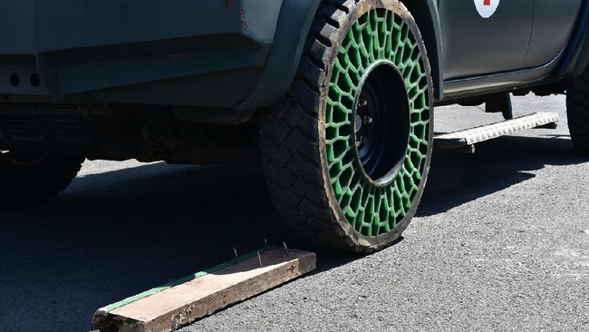 Ban tanpa udara salah satunya digunakan untuk kendaraan darat tak berawak atau Unmanned Ground Vehicle (UGV).