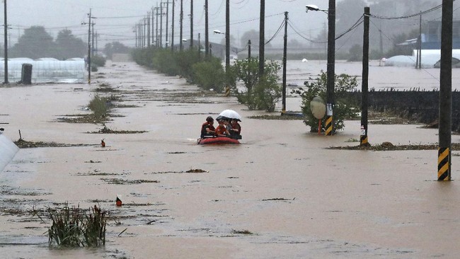Jagat maya Korea Selatan masih gempar membahas seorang warga yang meninggal ketika menyelamatkan kucing kala banjir menerjang rumahnya pada awal pekan ini.
