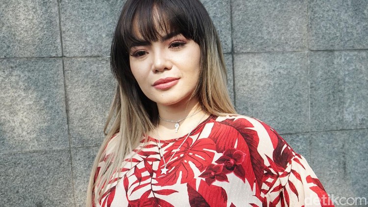 Dinar Candy saat ditemui di kawasan Trans TV.