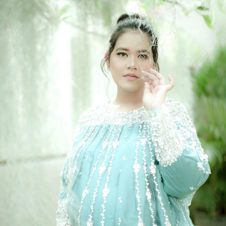 <p>Wanita 29 tahun ini tampak anggun berpose di depan kamera mengenakan gaun warna biru muda. (Foto: Instagram @dierabachir)</p>