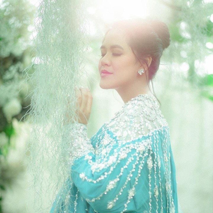 <p>Putri Presiden RI, Kahiyang Ayu saat hamil anak kedua, Bunda. Foto cantik ini diunggah di media sosial sahabatnya, fotografer Diera Bachir. (Foto: Instagram @dierabachir)</p>