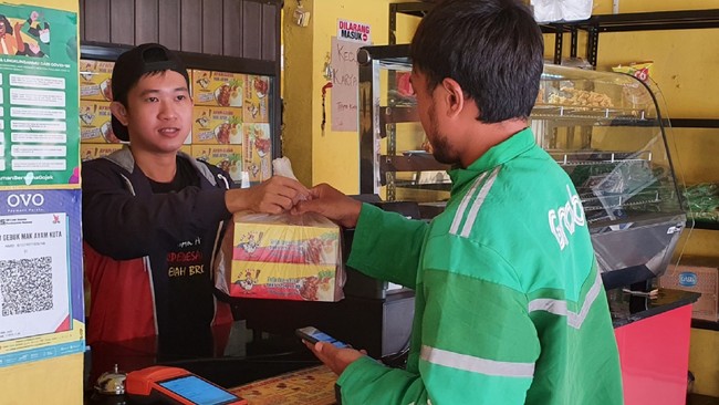 Selain bisa mempertahankan omzet Rp100 juta sebulan, hasil usaha Ayam Geprek Bu Deasy bisa digunakan untuk mencicil rumah dan menghidupi 5 karyawan.