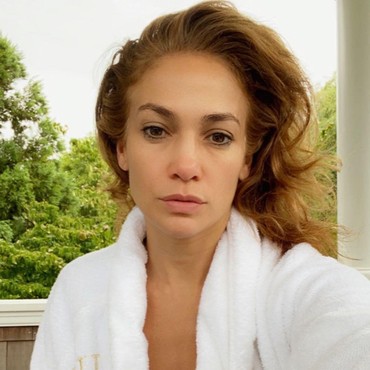 Jennifer Lopez Pamer Tubuh Polos di Cover Album Terbaru