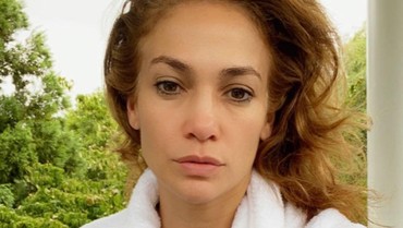img-title Jennifer Lopez Pamer Tubuh Polos di Cover Album Terbaru