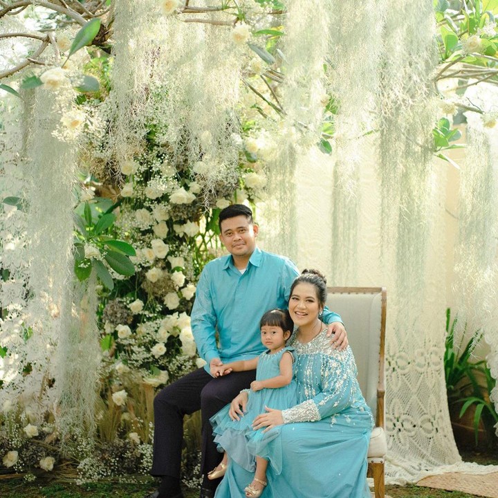 <p>Nuansa natural begitu kental terlihat di foto keluarga Kahiyang dan Bobby. (Foto: Instagram @dierabachir)</p>