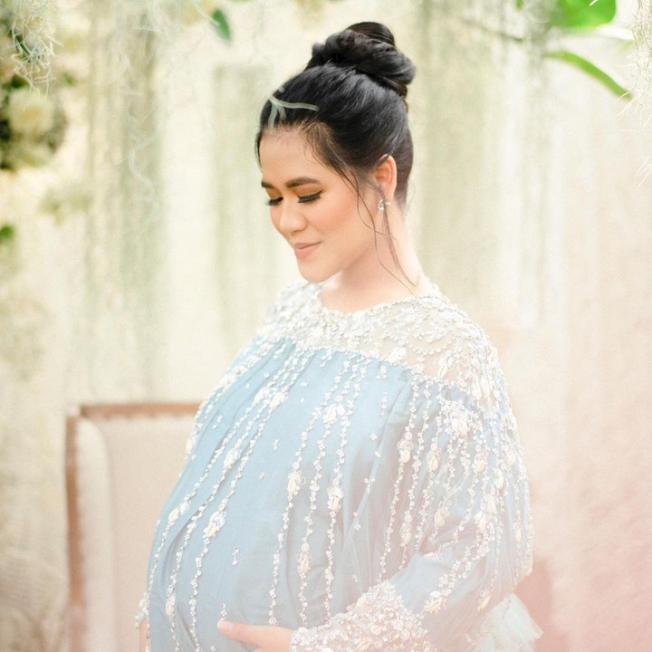 <p>Setuju ya, Bunda? Kahiyang tampak cantik dengan riasan yang sederhana di foto ini. Bumil sudah melahirkan, selamat ya! (Foto: Instagram @dierabachir)</p>